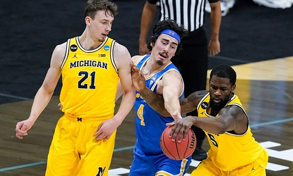 Franz Wagner (21) and Chaundee Brown Jr. (15)
