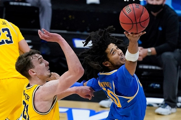 Franz Wagner (21) and Brandon Johns Jr. (23)