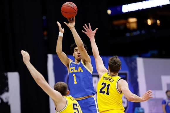 Austin Davis (51) and Franz Wagner (21)