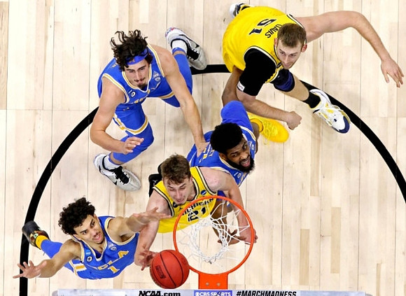 Franz Wagner (21) and Austin Davis (51)