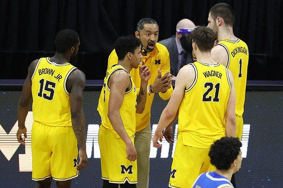 Chaundee Brown Jr. (15), Eli Brooks (55), Juwan Howard, Franz Wagner (21), and Hunter Dickinson (1)