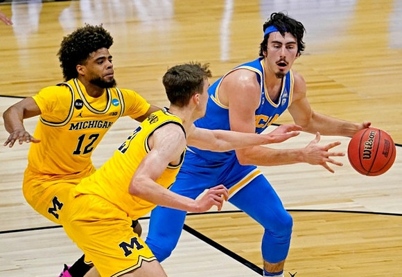 Franz Wagner (21) and Mike Smith (12)