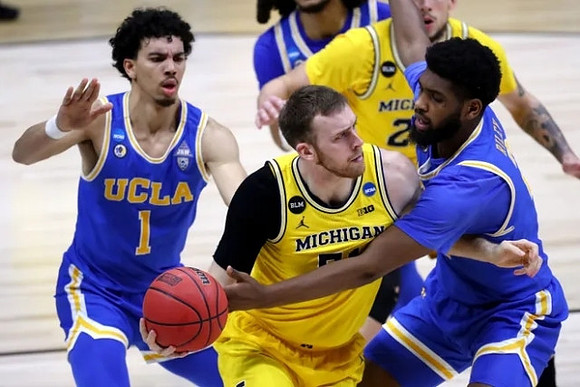 Austin Davis (51) and Brandon Johns Jr. (23)
