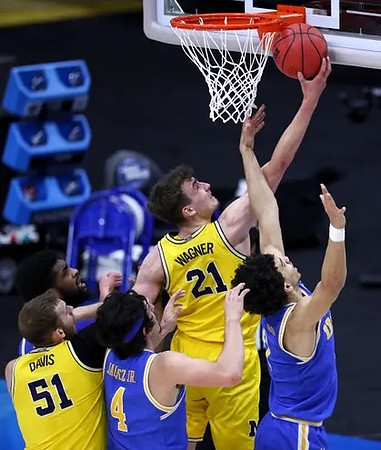 Austin Davis (51) and Franz Wagner (21)