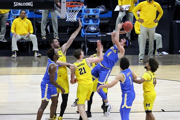 Hunter Dickinson (1), Franz Wagner (21), Eli Brooks (55), and Mike Smith (12)