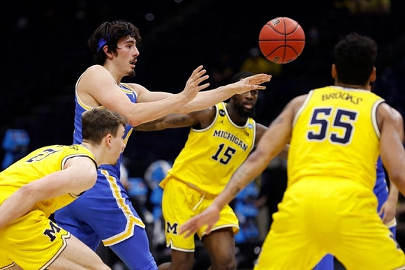 Franz Wagner (21), Chaundee Brown Jr. (15), and Eli Brooks (55)