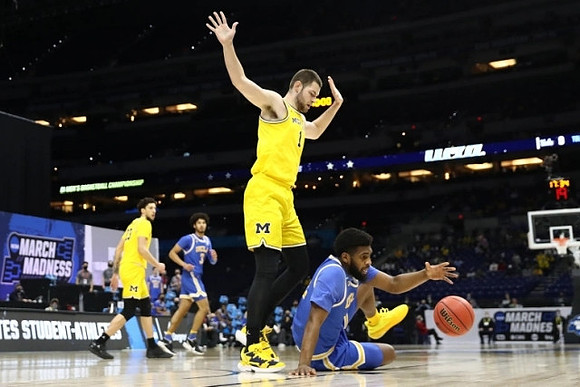 Brandon Johns Jr. (23) and Hunter Dickinson (1)