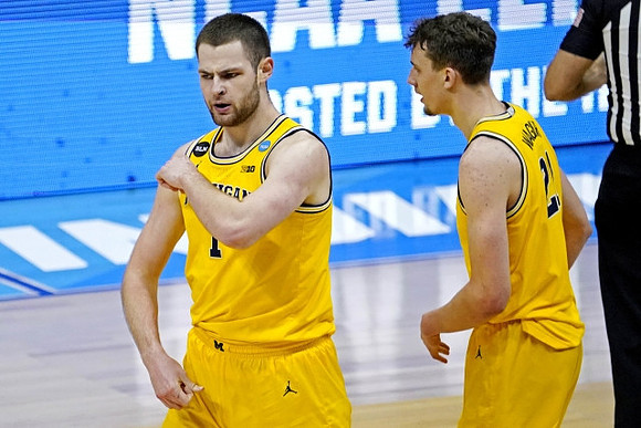 Hunter Dickinson (1) and Franz Wagner (21)