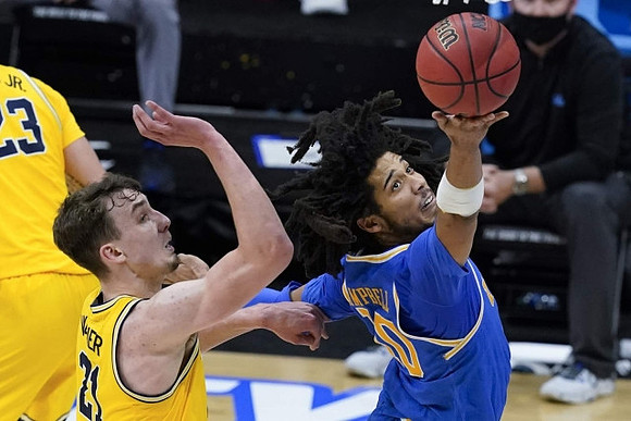 Franz Wagner (21) and Brandon Johns Jr. (23)