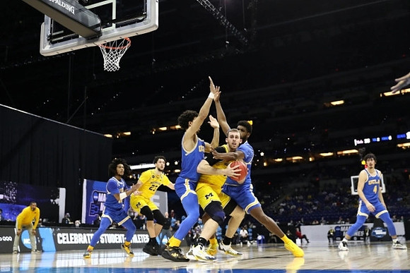 Austin Davis (51), Brandon Johns Jr. (23), and Juwan Howard