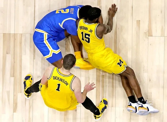 Hunter Dickinson (1) and Chaundee Brown Jr. (15)
