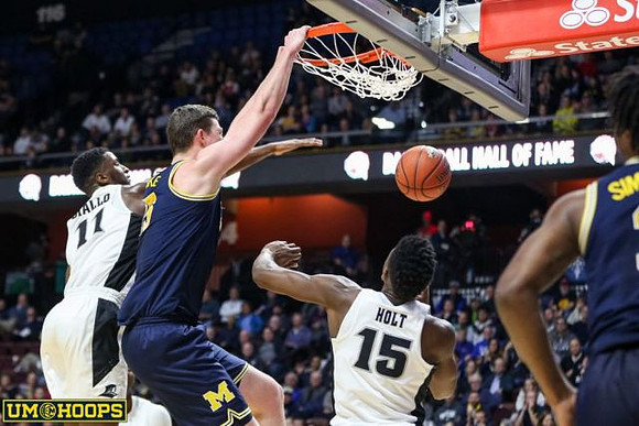 Jon Teske (15) and Zavier Simpson (3)