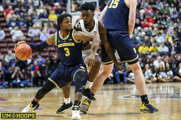 Zavier Simpson (3) and Jon Teske (15)