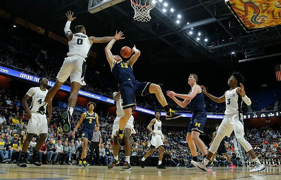 Jon Teske (15), Jordan Poole (2), and Ignas Brazdeikis (13)