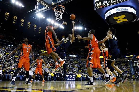 Zak Irvin (21) and D.J. Wilson (5)