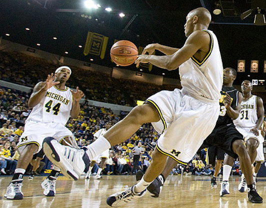 C.J. Lee (2), Kelvin Grady (44), and Laval Lucas-Perry (31)