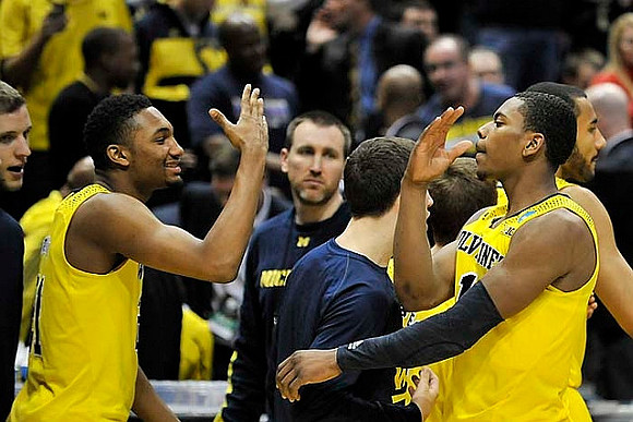Zak Irvin (21) and Glenn Robinson III (1)