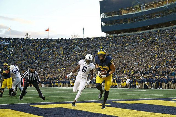 Jon Runyan Jr. (75) and Zach Gentry (83)