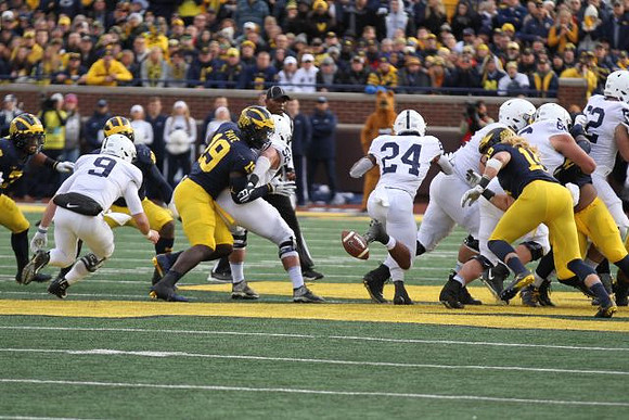 Kwity Paye (19) and Chase Winovich (15)