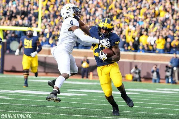 Cesar Ruiz (51) and Karan Higdon (22)