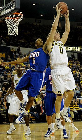 Zack Novak (0) and DeShawn Sims (34)