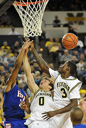 Zack Novak (0) and Manny Harris (3)