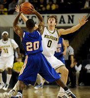 Zack Novak (0) and Laval Lucas-Perry (31)