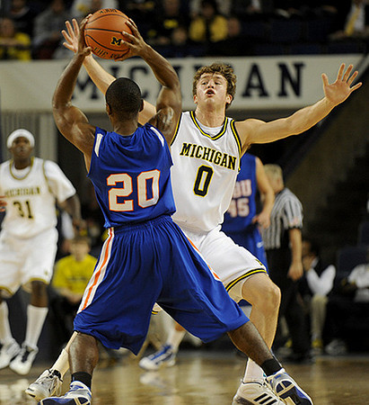 Zack Novak (0) and Laval Lucas-Perry (31)