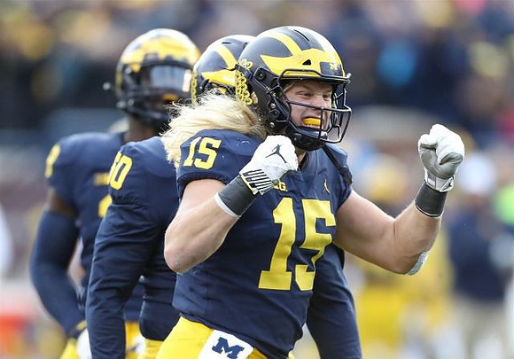 Michael Dwumfour (50) and Chase Winovich (15)