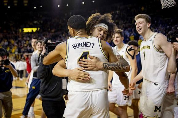 Nimari Burnett (4) and Michigan Team