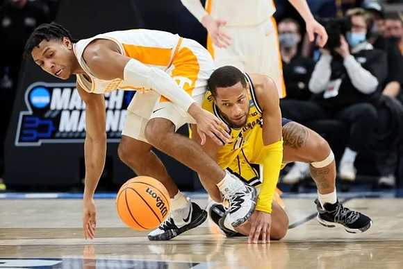 DeVante' Jones (12)
