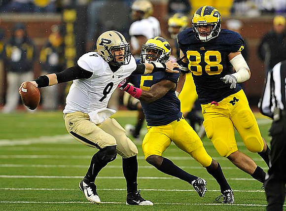 Courtney Avery (5) and Craig Roh (88)