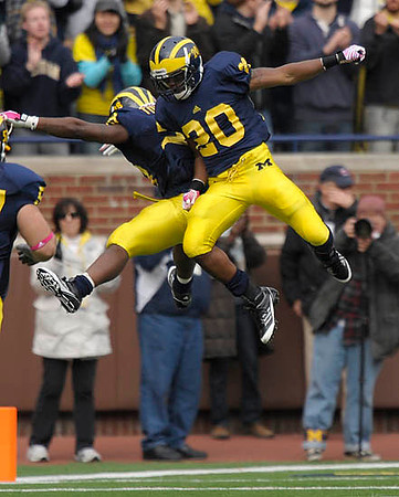 Michael Shaw (20) and Fitzgerald Toussaint (28)