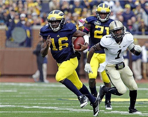 Denard Robinson (16) and Junior Hemingway (21)