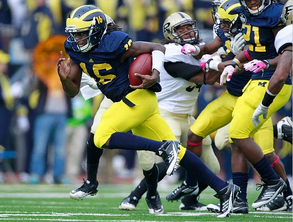 Denard Robinson (16) and Junior Hemingway (21)