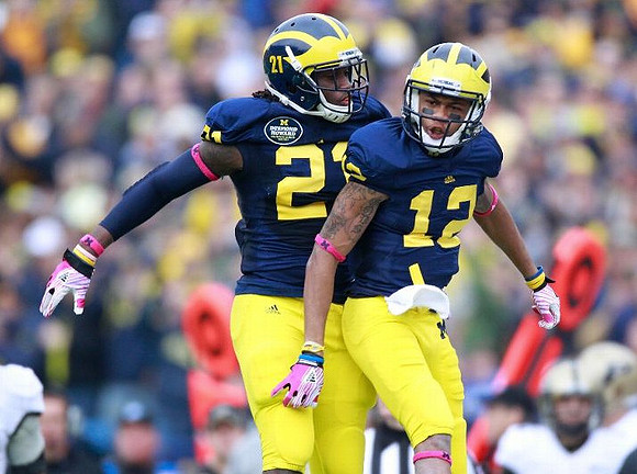 Junior Hemingway (21) and Roy Roundtree (12)