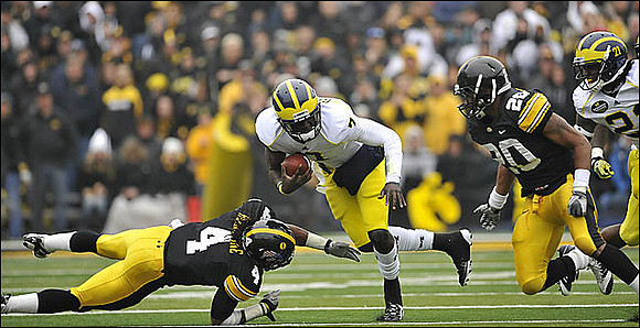 Devin Gardner (7) and Junior Hemingway (21)