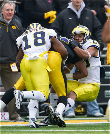 Blake Countess (18) and Troy Woolfolk (29)