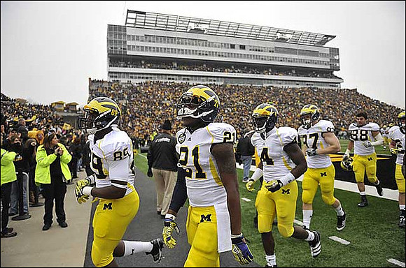 Brandon Moore (89), Junior Hemingway (21), Cameron Gordon (4), Brennen Beyer (97), and Craig Roh (88)