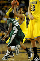 Darius Morris (4) and Zack Gibson (32)