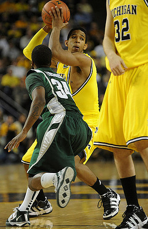 Darius Morris (4) and Zack Gibson (32)