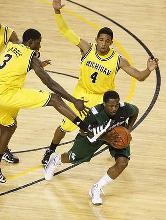 Manny Harris (3) and Darius Morris (4)