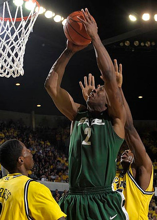 Manny Harris (3) and DeShawn Sims (34)