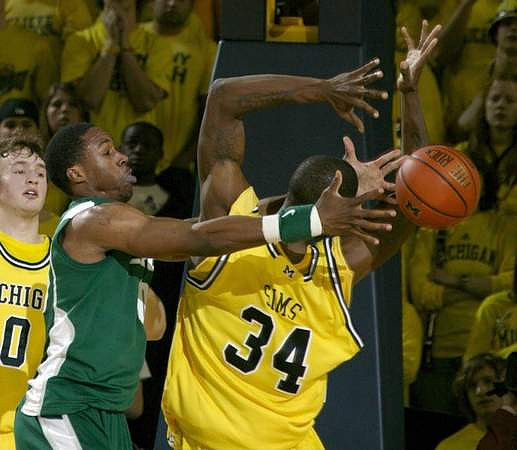 Zack Novak (0) and DeShawn Sims (34)