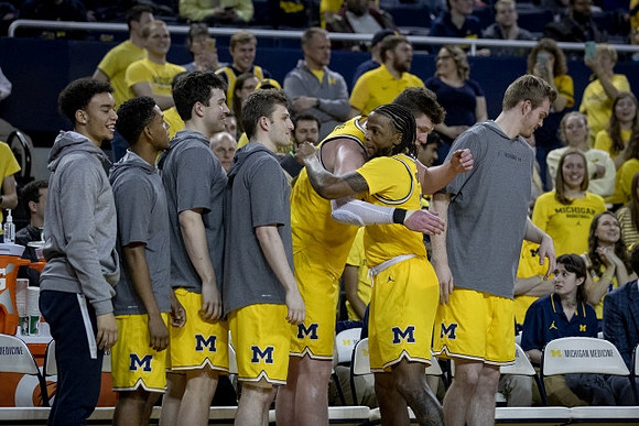 Jon Teske (15), Zavier Simpson (3), and Michigan Team