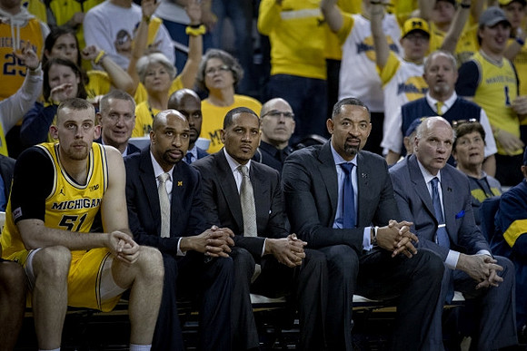 Austin Davis (51), Saddi Washington, Howard Eisley, Juwan Howard, and Phil Martelli
