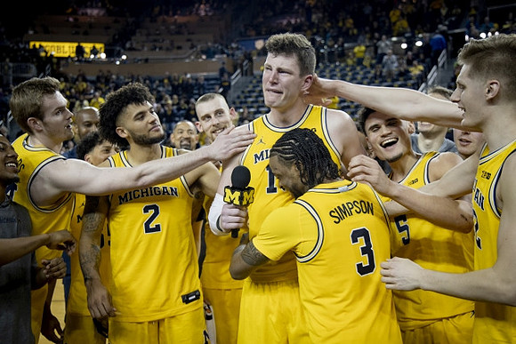 Jon Teske (15), Zavier Simpson (3), and Michigan Team