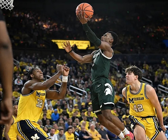 Tarris Reed Jr. (32) and Will Tschetter (42)