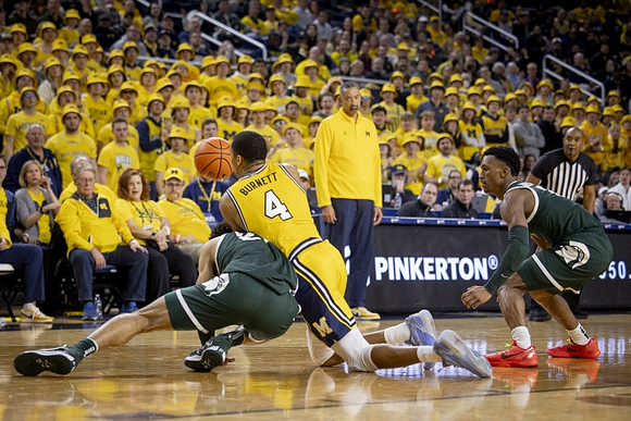 Nimari Burnett (4) and Juwan Howard
