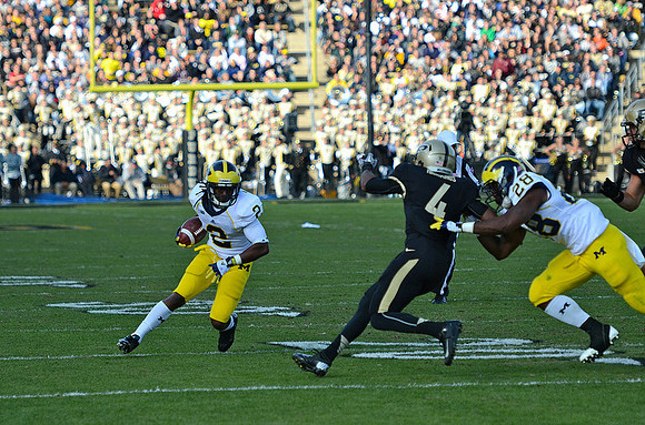 Vincent Smith (2) and Fitzgerald Toussaint (28)